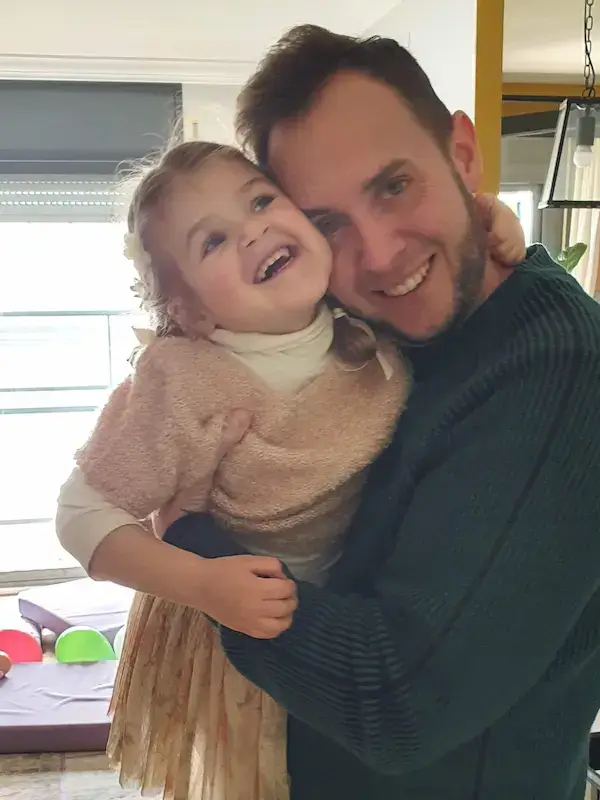 Carlos junto a su hija Lucía Carlos sosteniendo en brazos a su hija Lucía