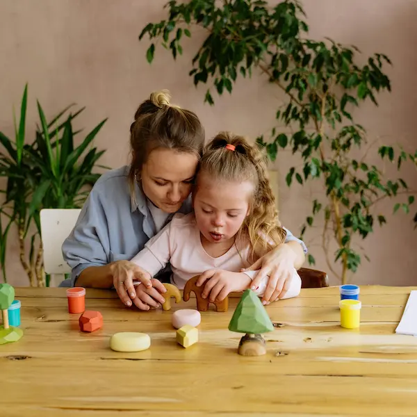 Madre junto a su hija con discapacidad haciendo actividades